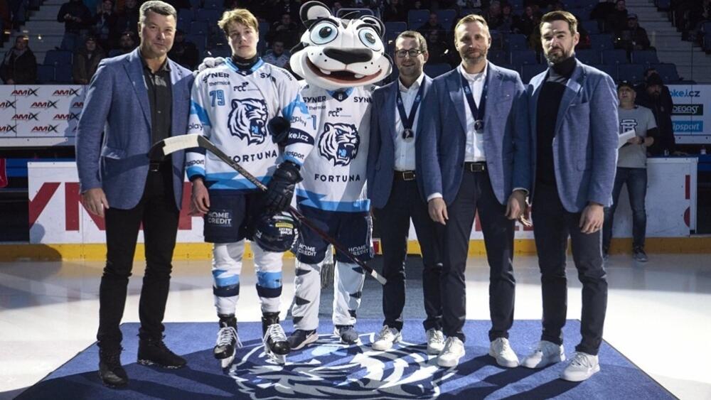 Vedení klubu před diváky poblahopřálo tygřím stříbrným medailistům z juniorského šampionátu. Foto z www.hcbilitygri.cz